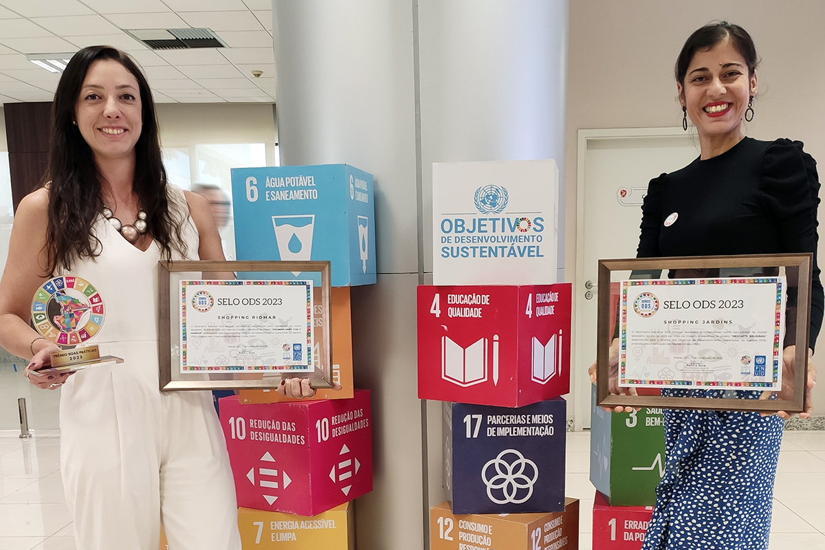 Danielle Sônego e Viviane Anndrade recebem a premiação